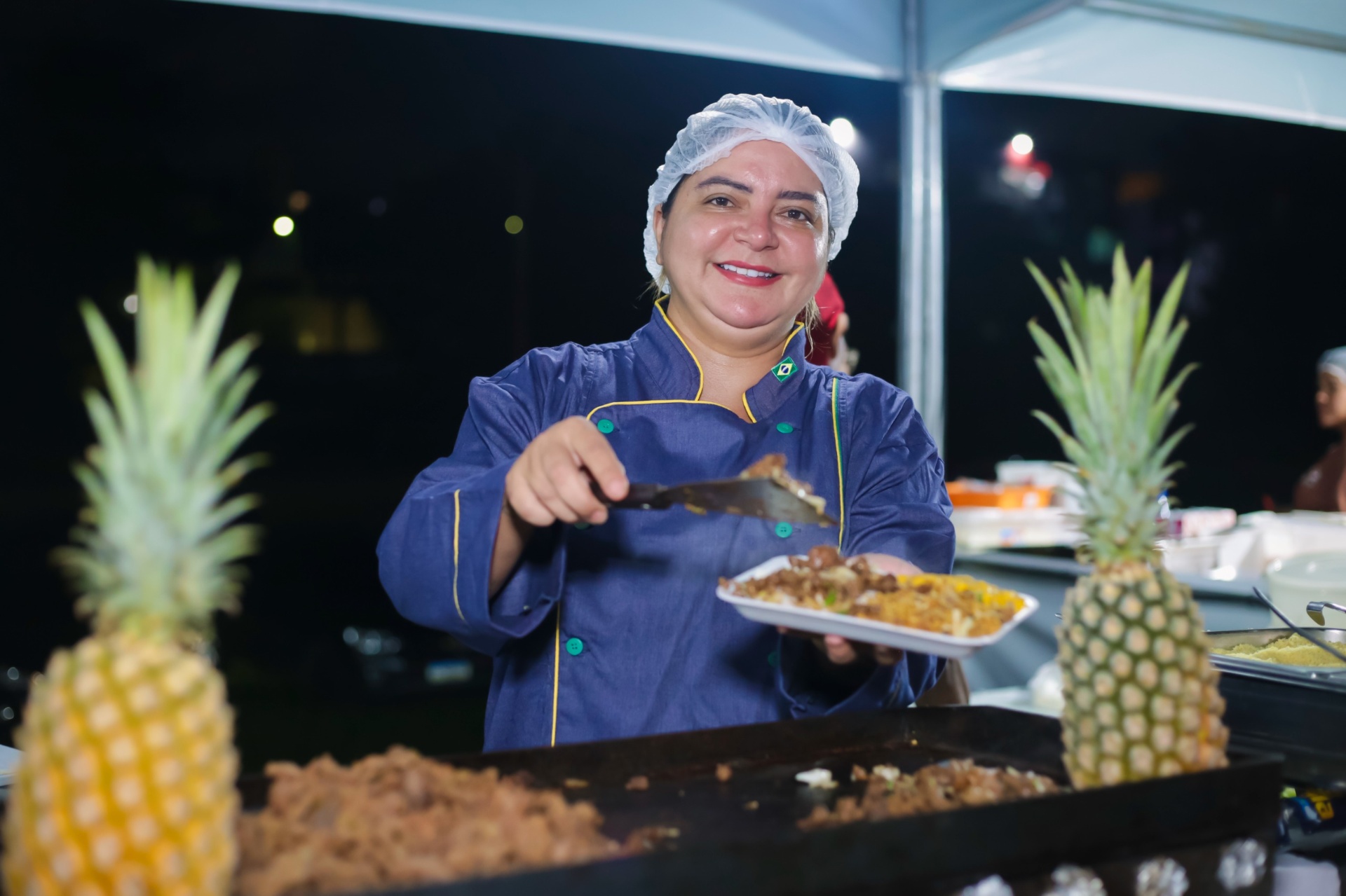 Chef servindo comida com abacaxis