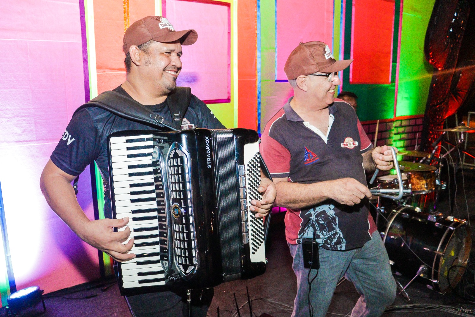 Sanfoneiros tocando ao vivo no palco